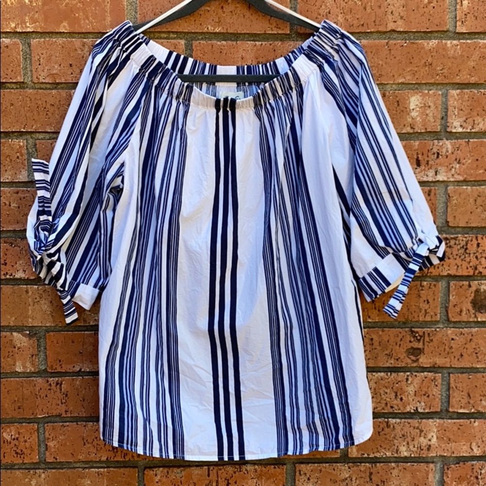 Cotton blouse, with elastic band on top.